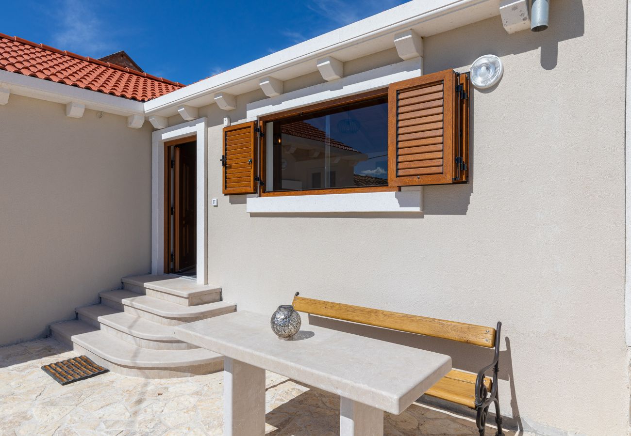 Ferienhaus in Ražanac - Ferienhaus Fortica mit Meerblick