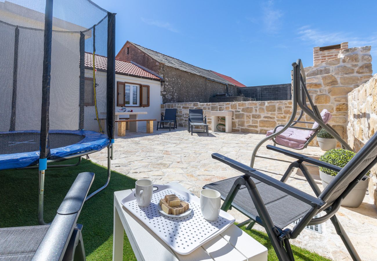 Ferienhaus in Ražanac - Ferienhaus Fortica mit Meerblick