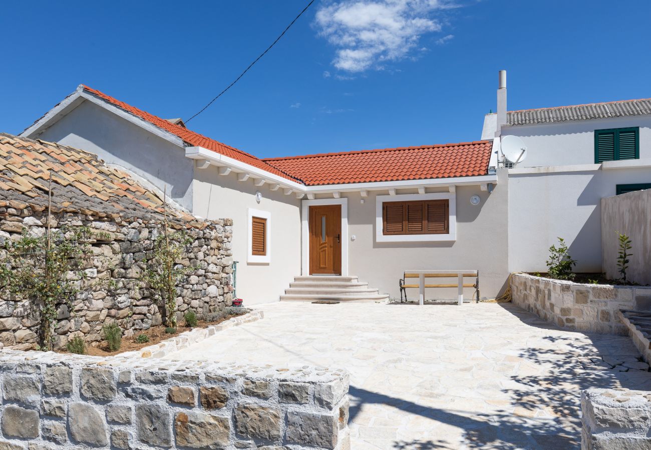 Ferienhaus in Ražanac - Ferienhaus Fortica mit Meerblick