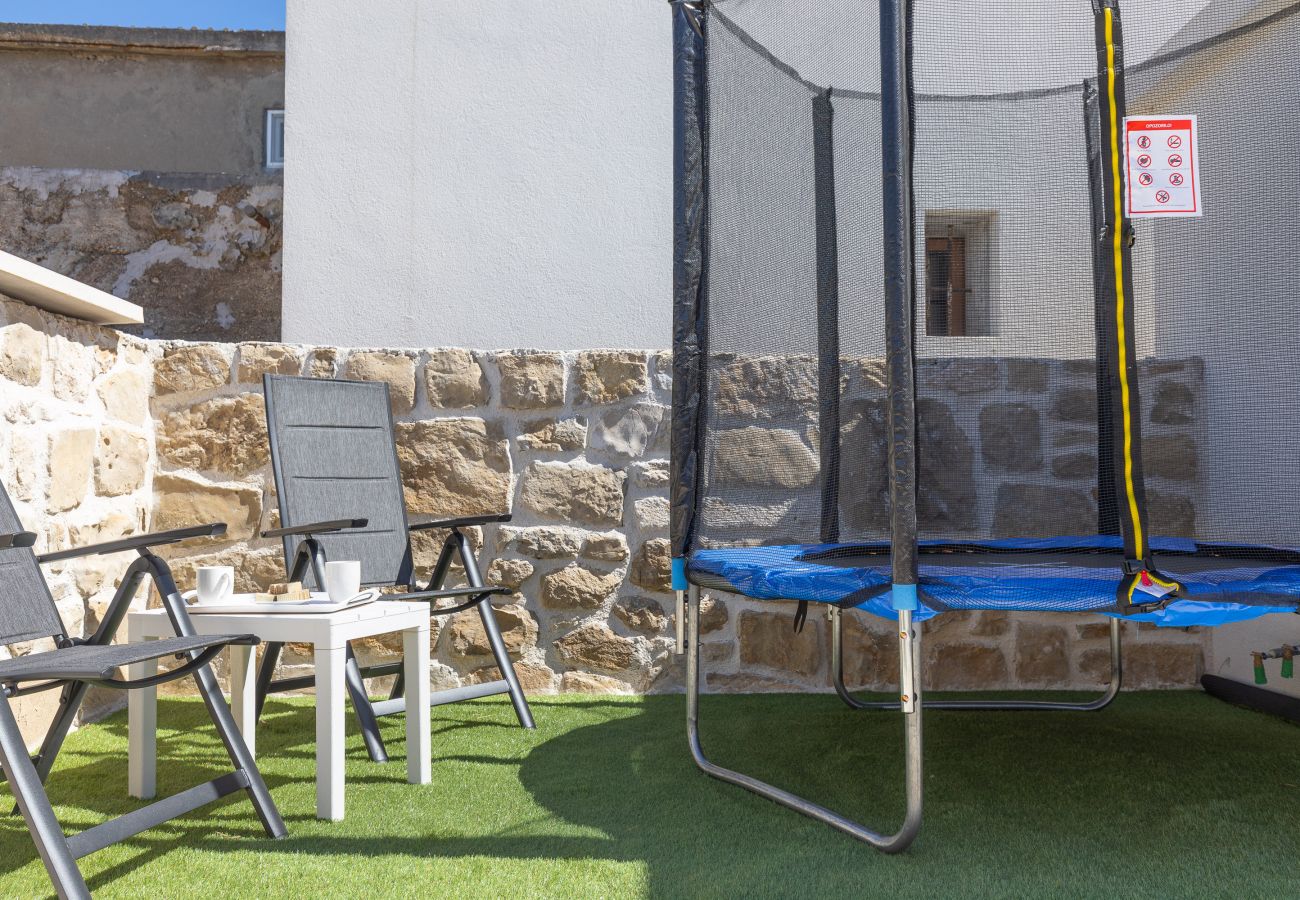 Ferienhaus in Ražanac - Ferienhaus Fortica mit Meerblick