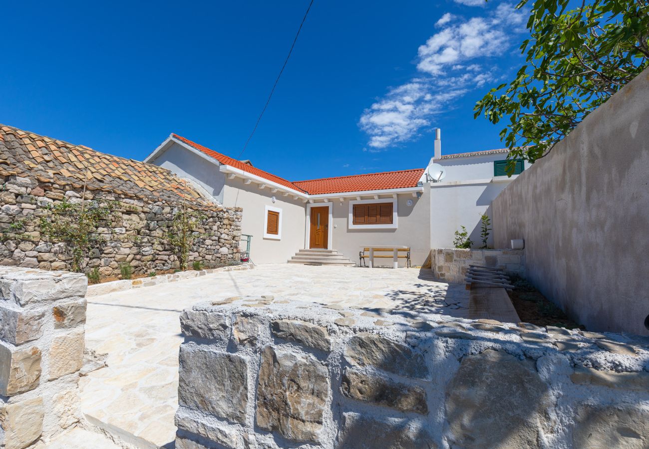 Ferienhaus in Ražanac - Ferienhaus Fortica mit Meerblick