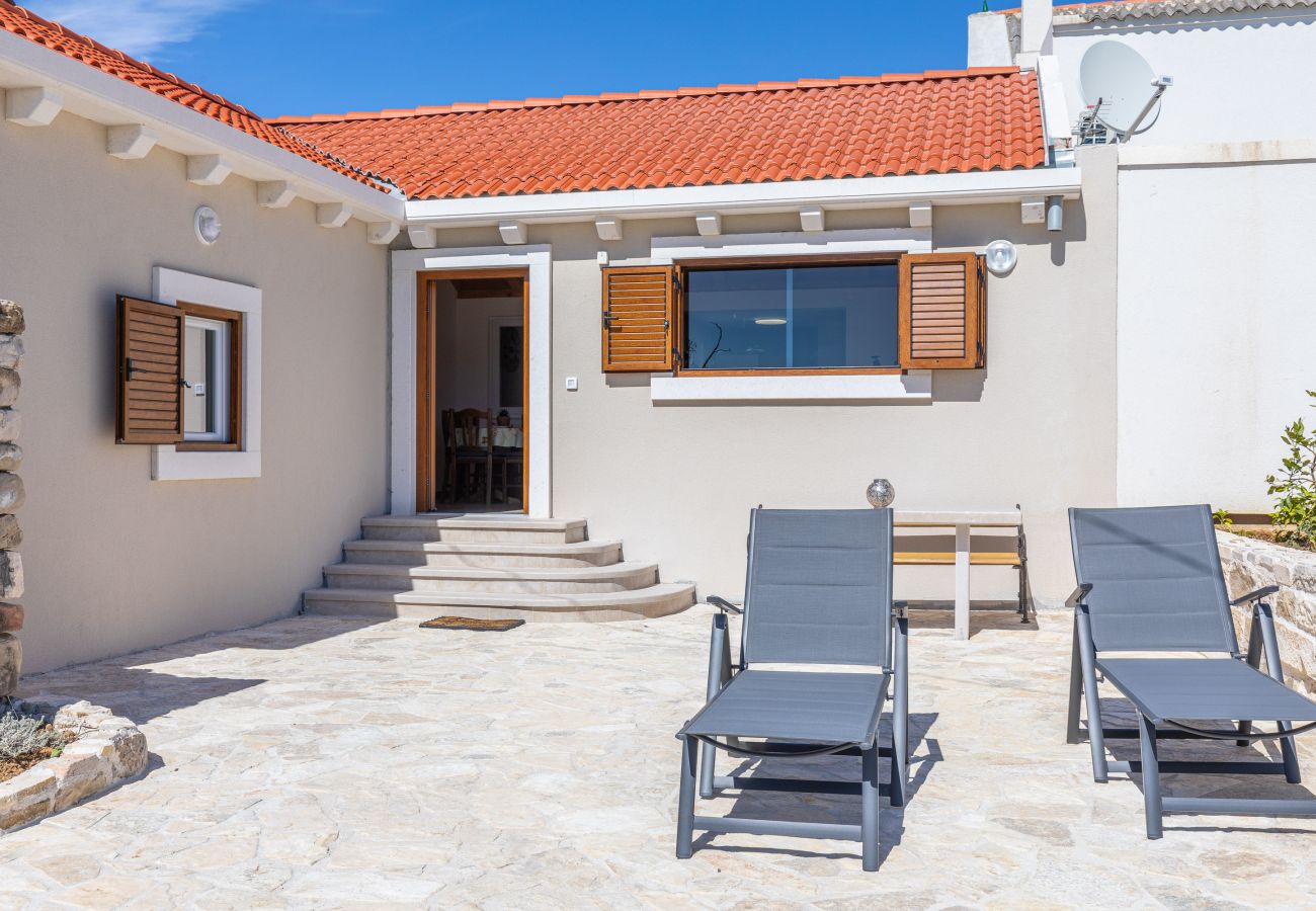 Ferienhaus in Ražanac - Ferienhaus Fortica mit Meerblick