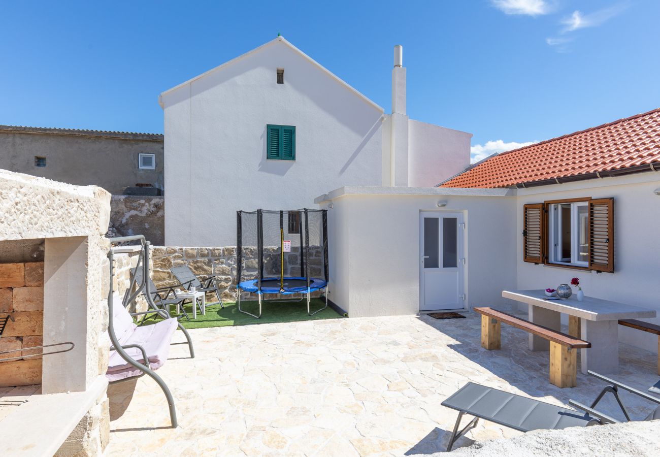 Ferienhaus in Ražanac - Ferienhaus Fortica mit Meerblick
