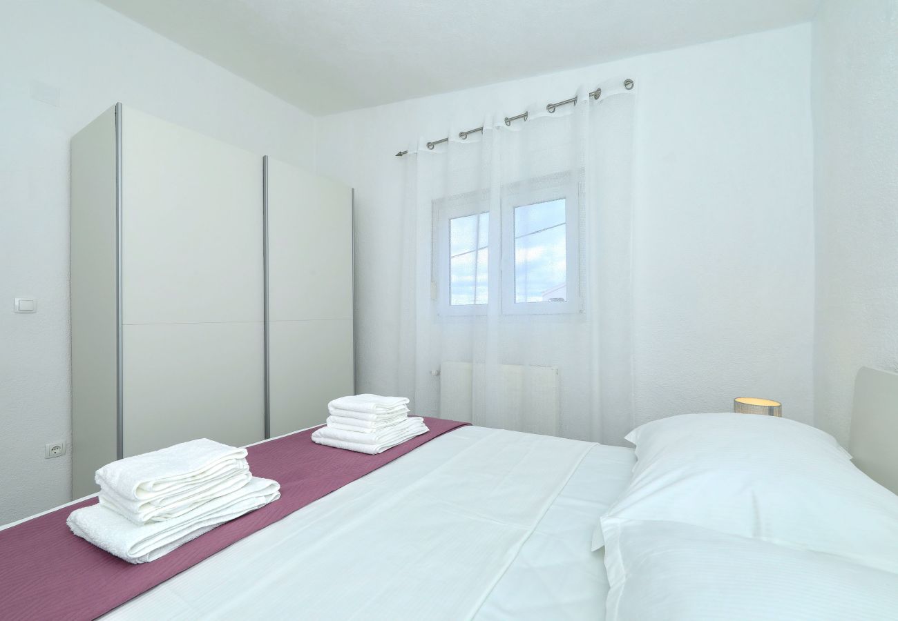 Ferienwohnung in Maslenica - Ferienwohnung Simaruna mit Meerblick