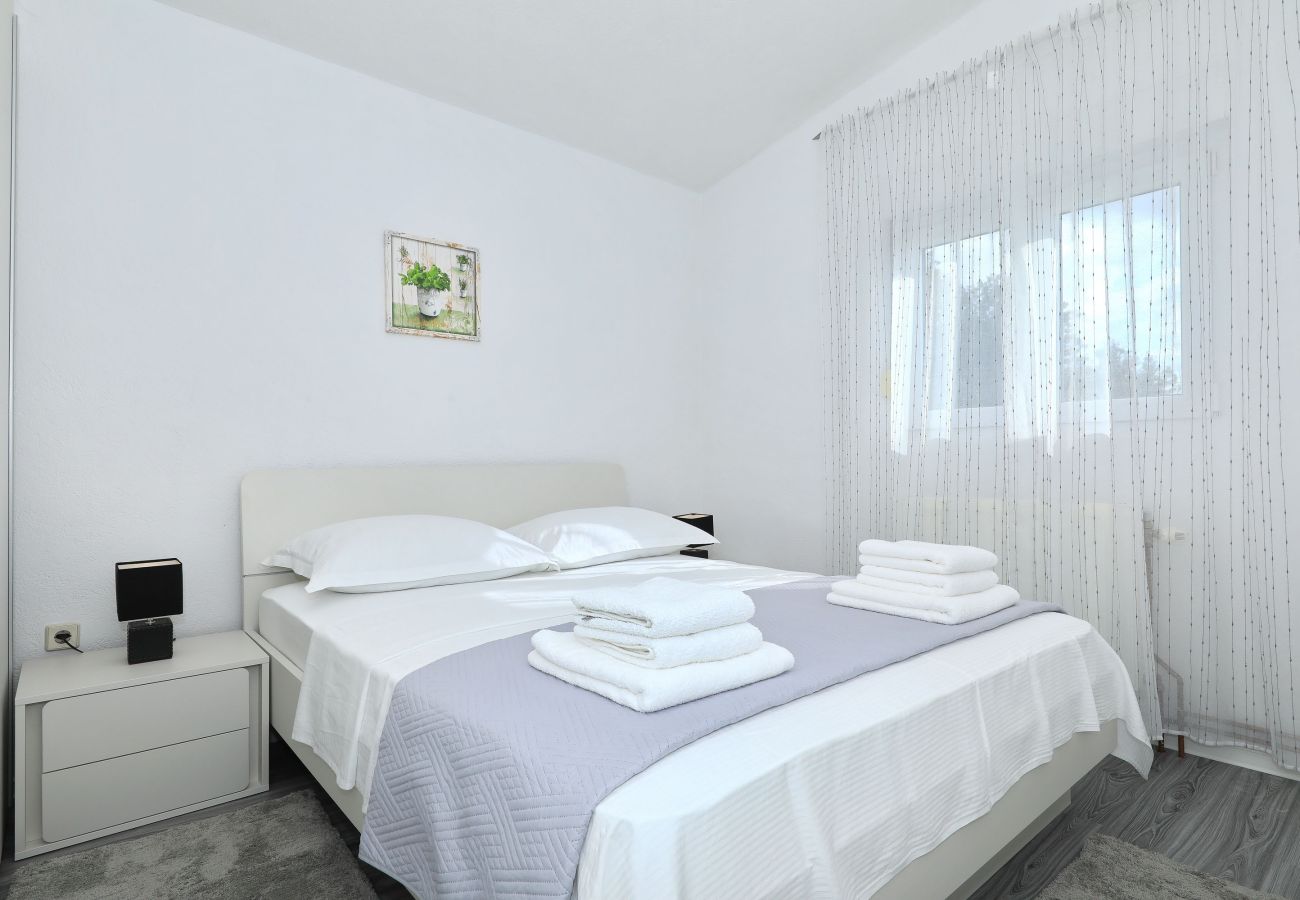 Ferienwohnung in Maslenica - Ferienwohnung Simaruna mit Meerblick