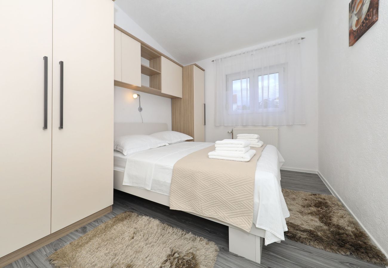 Ferienwohnung in Maslenica - Ferienwohnung Simaruna mit Meerblick