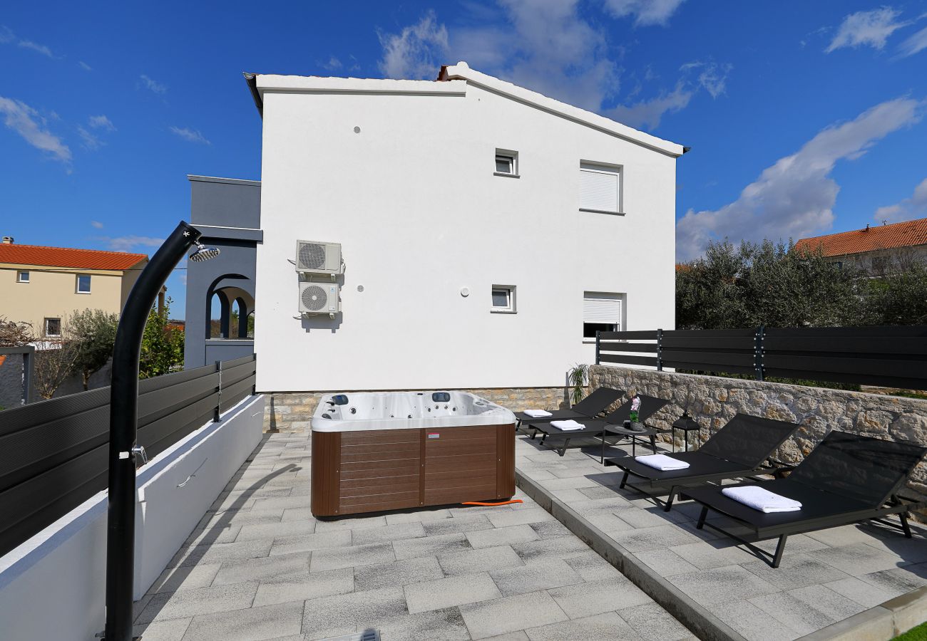Ferienwohnung in Maslenica - Ferienwohnung Simaruna mit Meerblick