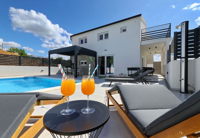 Ferienwohnung in Maslenica - Ferienwohnung Kala mit beheiztem Privatpool