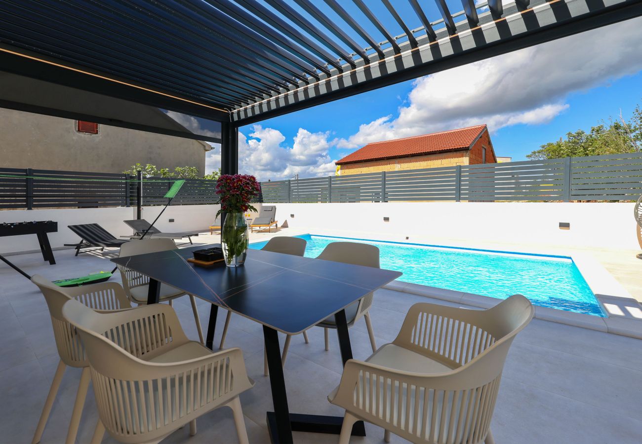 Ferienwohnung in Maslenica - Ferienwohnung Kala mit beheiztem Privatpool