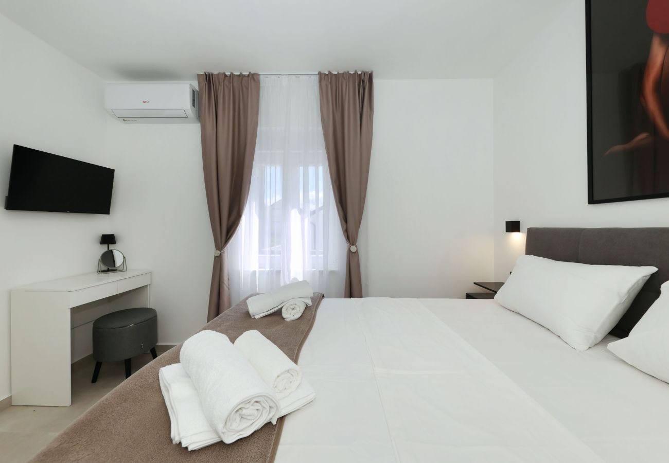 Ferienwohnung in Maslenica - Ferienwohnung Kala mit beheiztem Privatpool