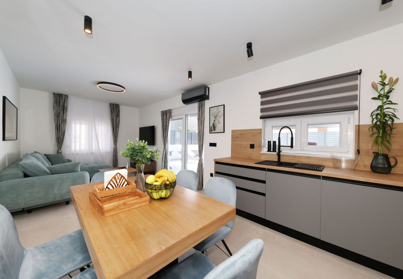 Ferienwohnung in Maslenica - Ferienwohnung Kala mit beheiztem Privatpool