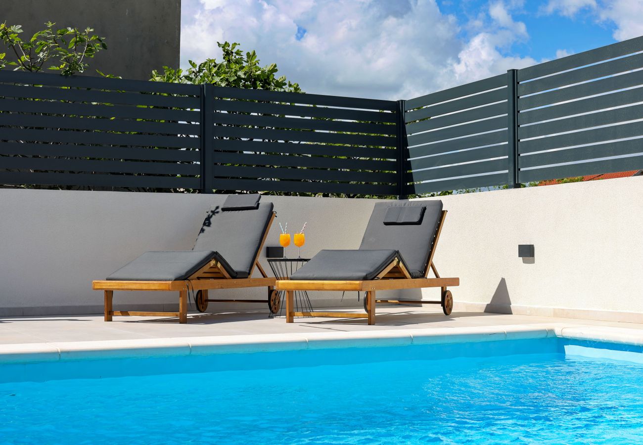 Ferienwohnung in Maslenica - Ferienwohnung Kala mit beheiztem Privatpool