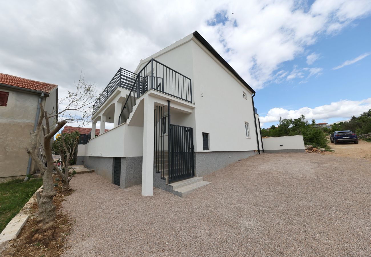 Ferienwohnung in Maslenica - Ferienwohnung Kala mit beheiztem Privatpool