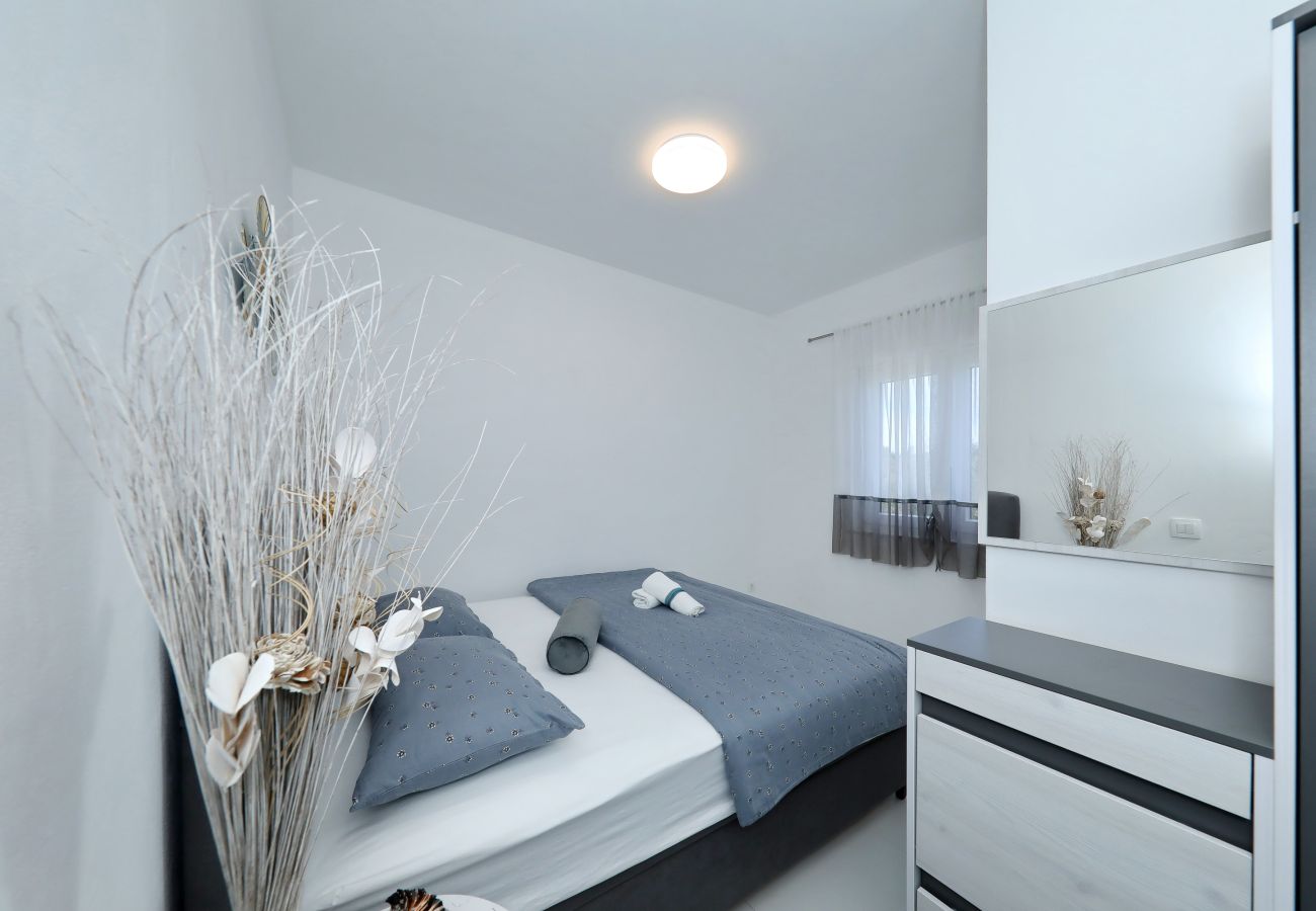 Ferienhaus in Dobropoljana - Ferienhaus Orchid Stay mit Pool