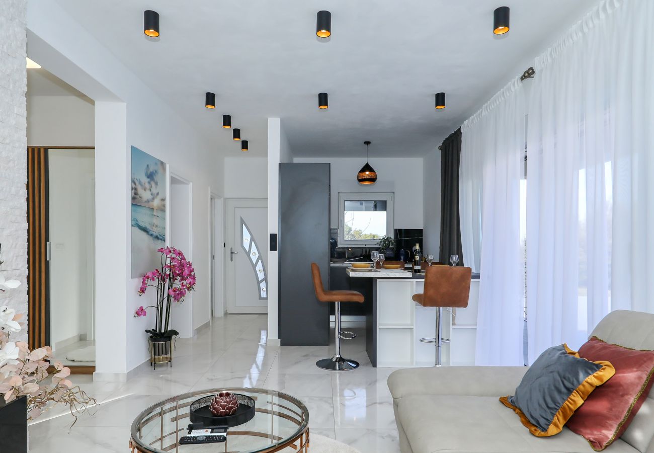Ferienhaus in Dobropoljana - Ferienhaus Orchid Stay mit Pool