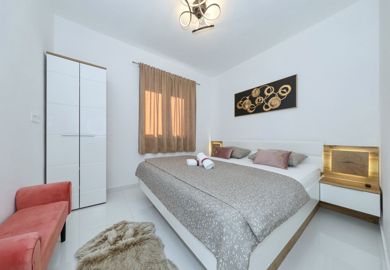 Ferienhaus in Dobropoljana - Ferienhaus Orchid Stay mit Pool