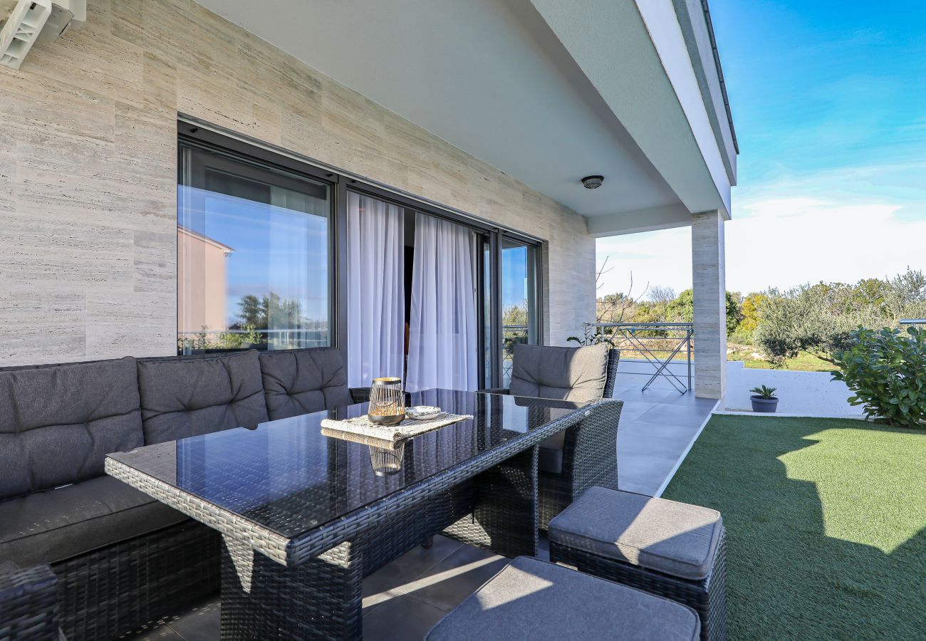 Ferienhaus in Dobropoljana - Ferienhaus Orchid Stay mit Pool