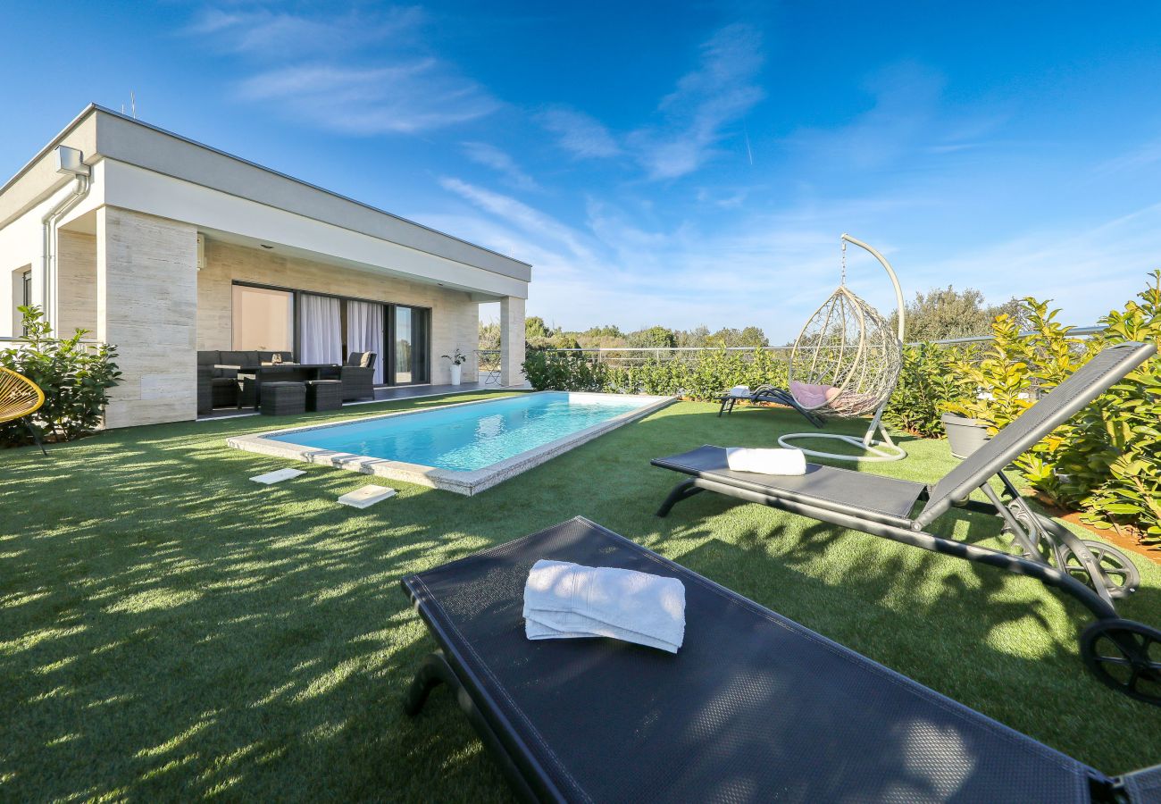 Ferienhaus in Dobropoljana - Ferienhaus Orchid Stay mit Pool