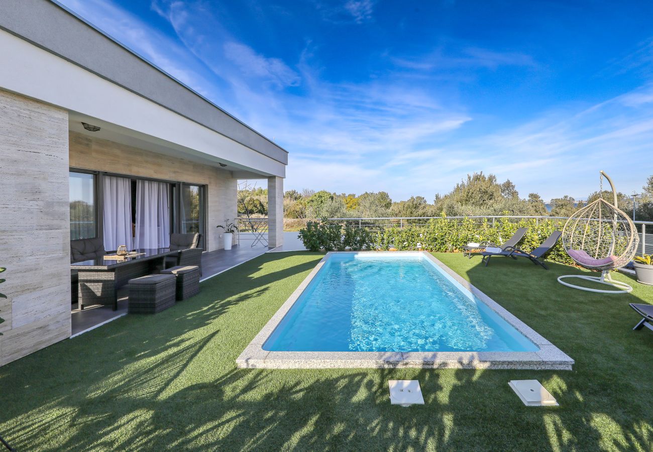 Ferienhaus in Dobropoljana - Ferienhaus Orchid Stay mit Pool