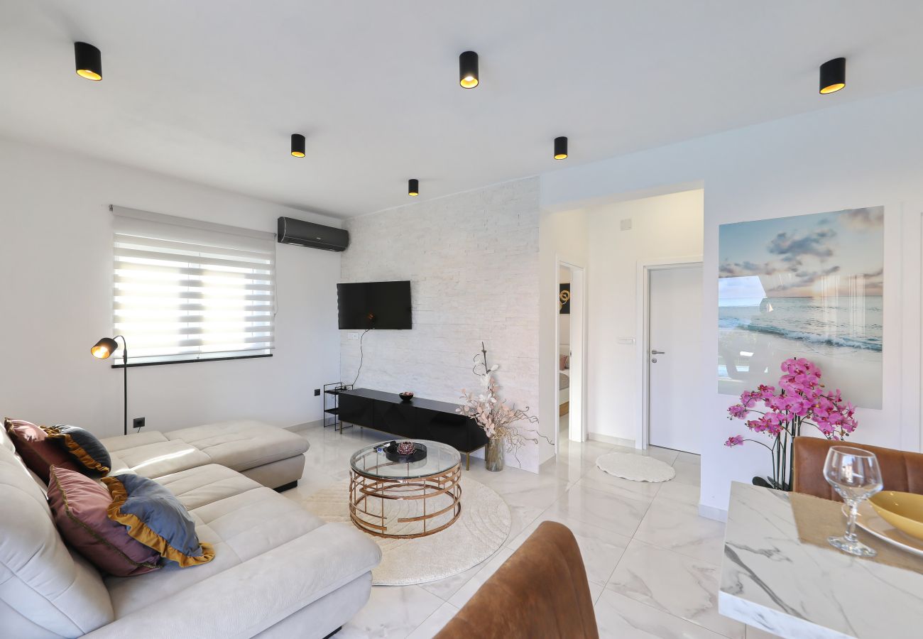 Ferienhaus in Dobropoljana - Ferienhaus Orchid Stay mit Pool