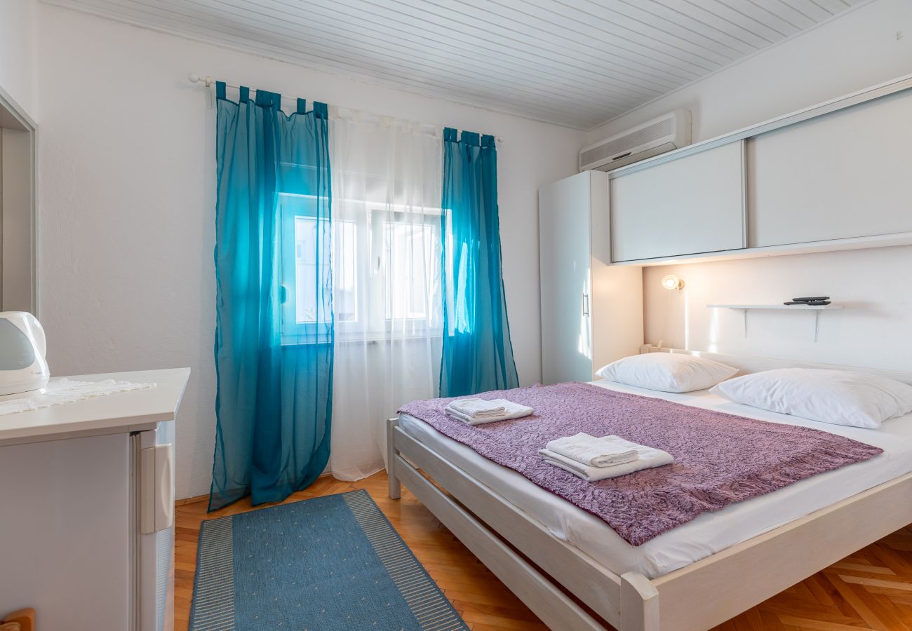 Zimmeranmietung in Starigrad - Zimmer Tinka No.6 strandnah