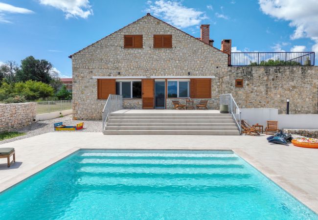 Ferienhaus in Lovinac - Ferienhaus Demare mit beheiztem Pool