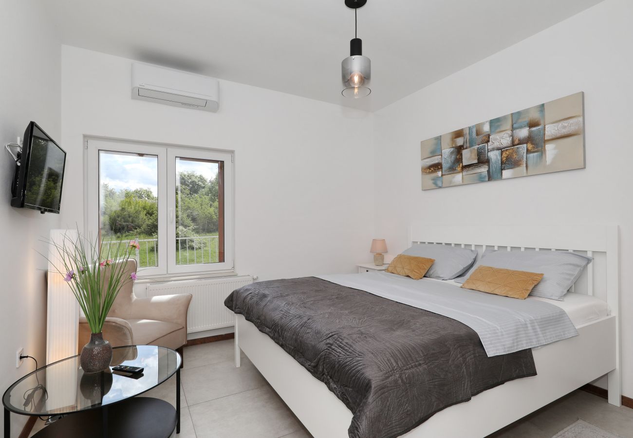Ferienhaus in Lovinac - Ferienhaus Demare mit beheiztem Pool