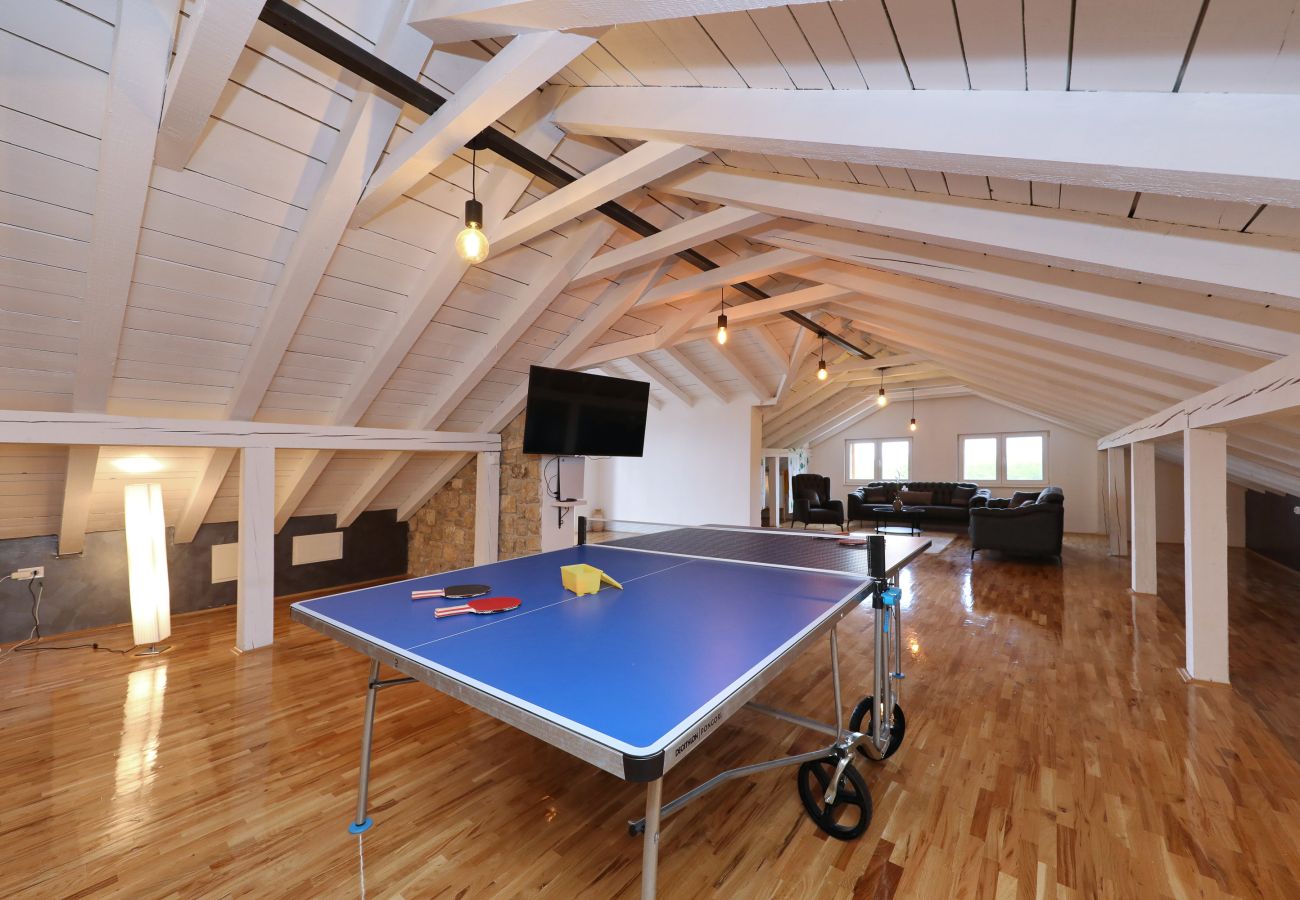 Ferienhaus in Lovinac - Ferienhaus Demare mit beheiztem Pool