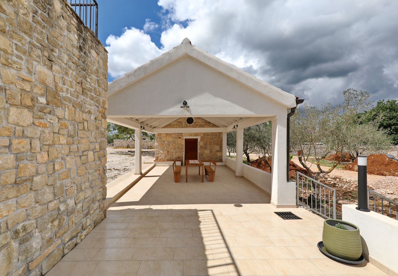 Ferienhaus in Lovinac - Ferienhaus Demare mit beheiztem Pool