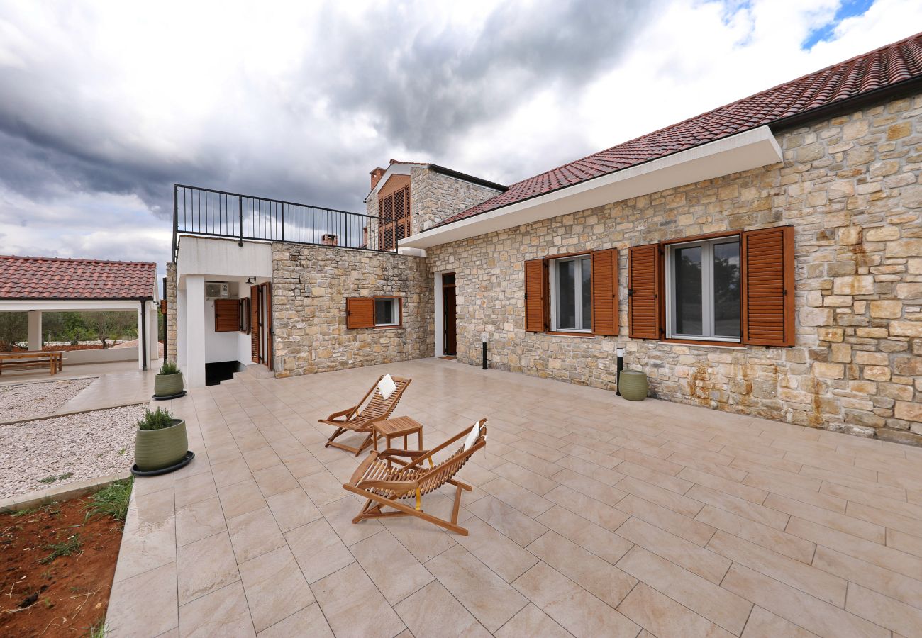 Ferienhaus in Lovinac - Ferienhaus Demare mit beheiztem Pool