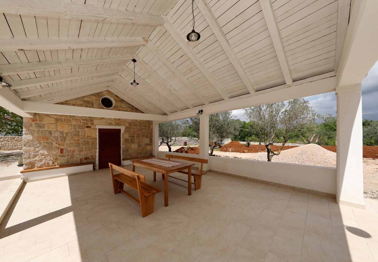Ferienhaus in Lovinac - Ferienhaus Demare mit beheiztem Pool