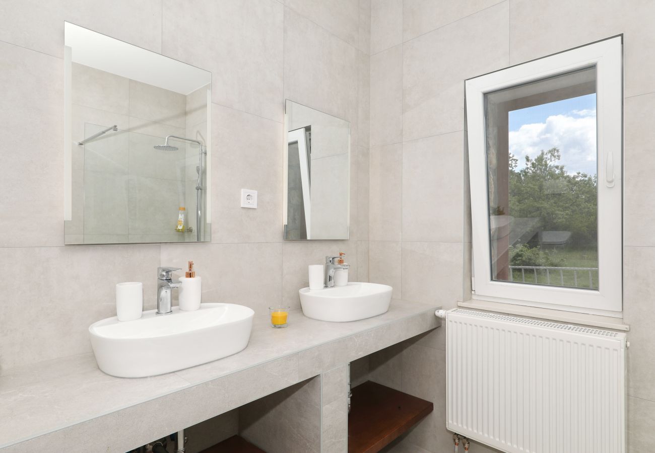 Ferienhaus in Lovinac - Ferienhaus Demare mit beheiztem Pool