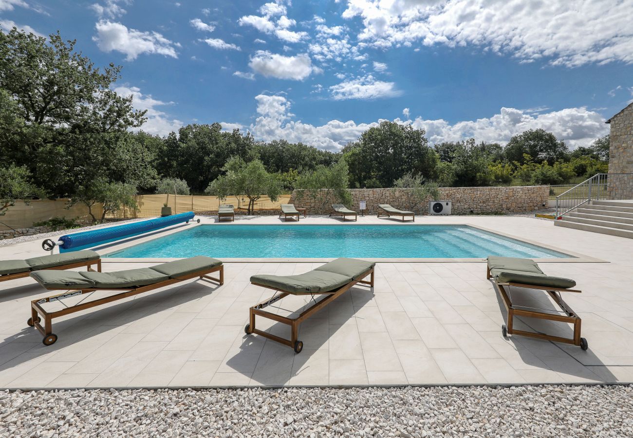Ferienhaus in Lovinac - Ferienhaus Demare mit beheiztem Pool