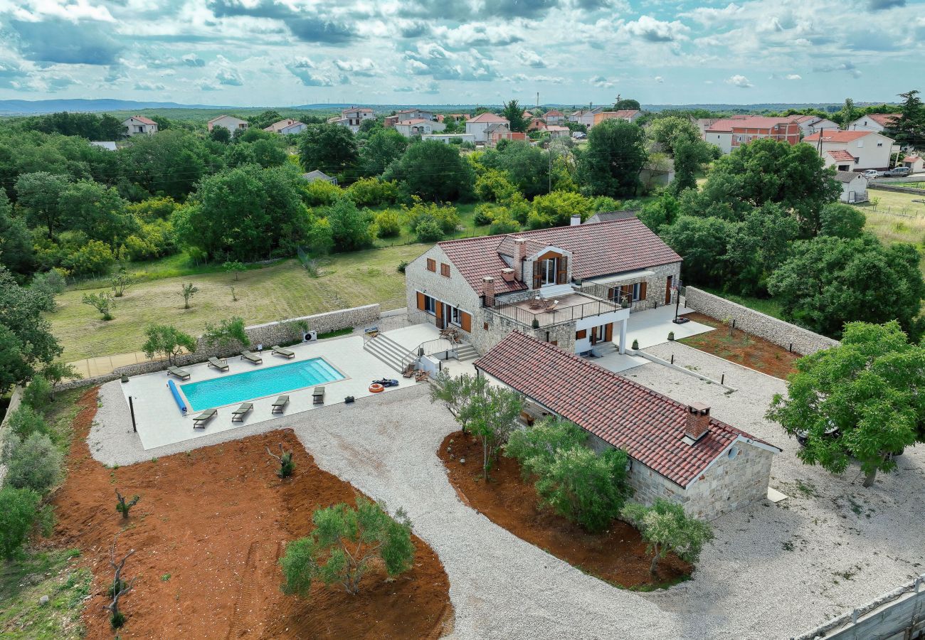 Ferienhaus in Lovinac - Ferienhaus Demare mit beheiztem Pool