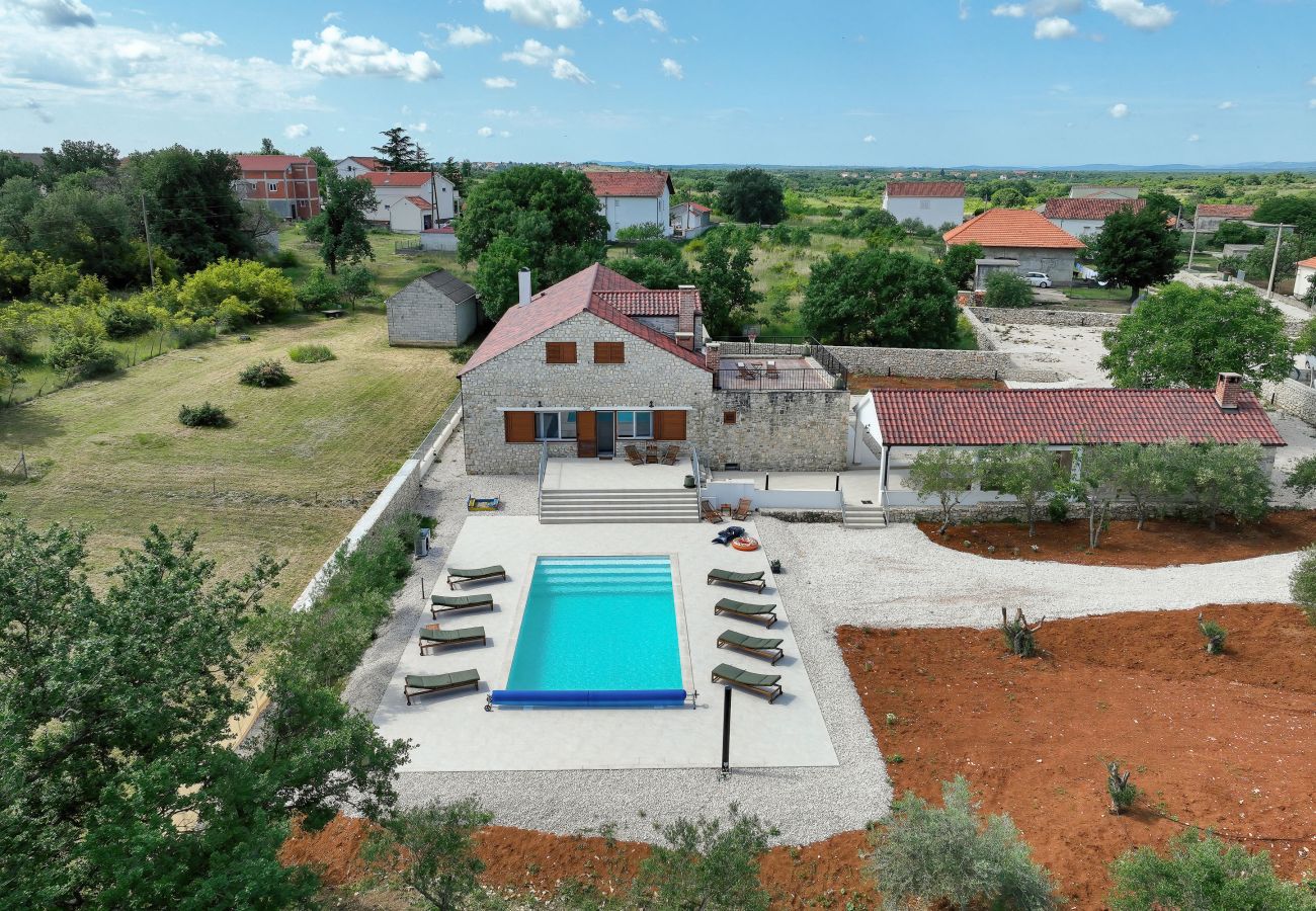 Ferienhaus in Lovinac - Ferienhaus Demare mit beheiztem Pool