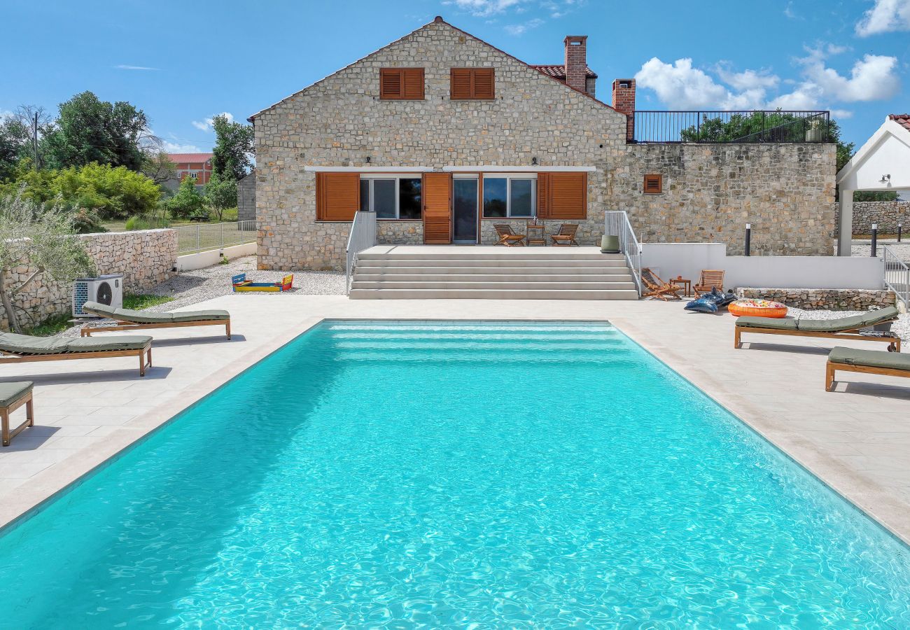 Ferienhaus in Lovinac - Ferienhaus Demare mit beheiztem Pool