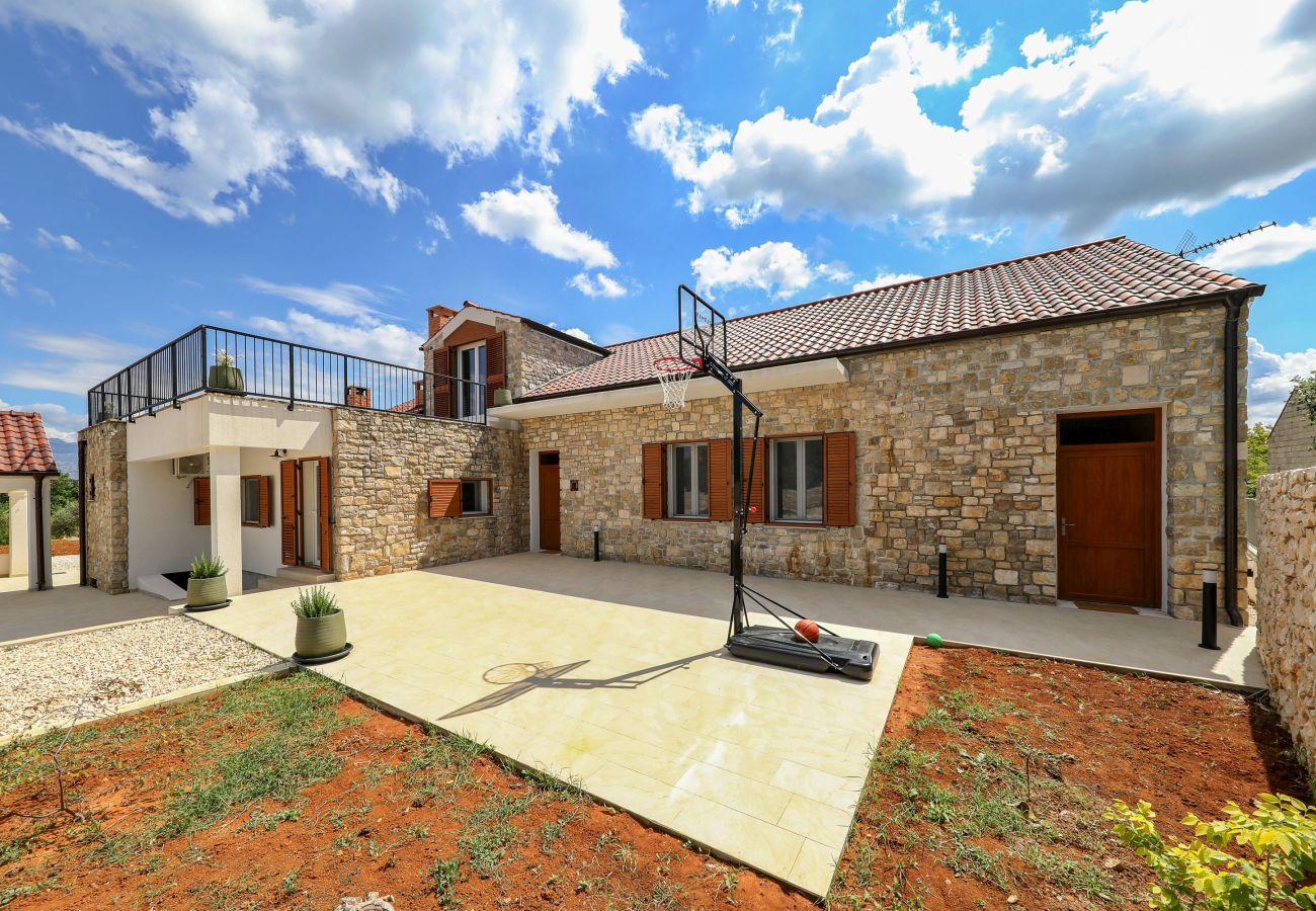 Ferienhaus in Lovinac - Ferienhaus Demare mit beheiztem Pool