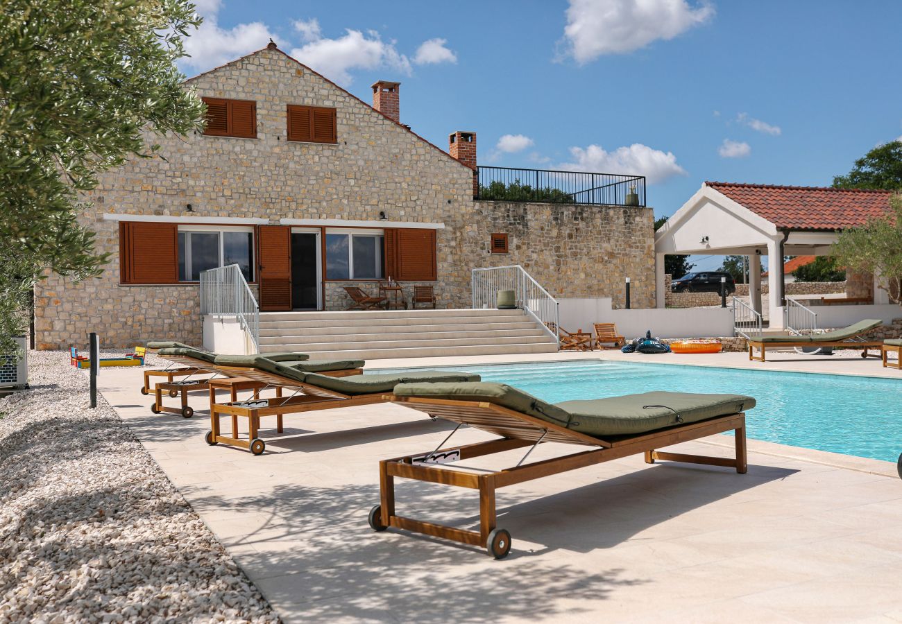 Ferienhaus in Lovinac - Ferienhaus Demare mit beheiztem Pool