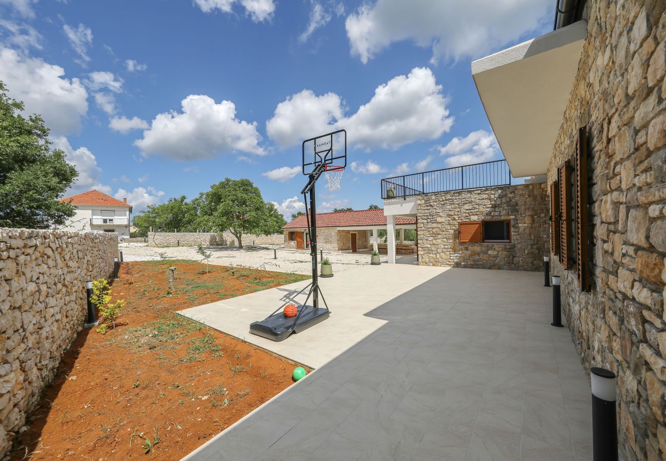 Ferienhaus in Lovinac - Ferienhaus Demare mit beheiztem Pool