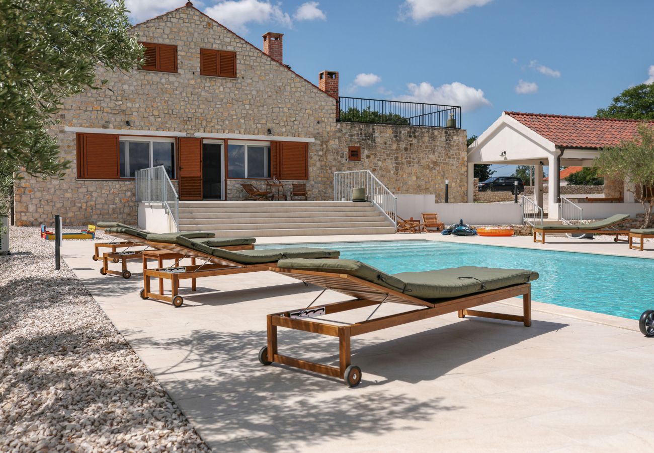 Ferienhaus in Lovinac - Ferienhaus Demare mit beheiztem Pool