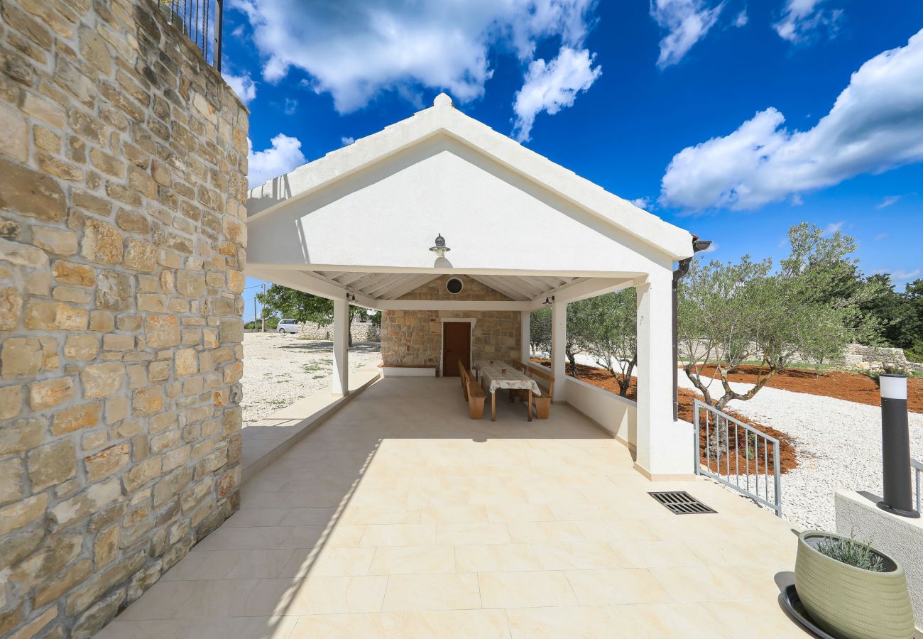 Ferienhaus in Lovinac - Ferienhaus Demare mit beheiztem Pool