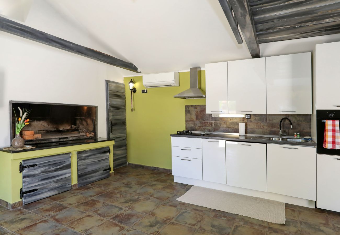 Ferienhaus in Lovinac - Ferienhaus Demare mit beheiztem Pool