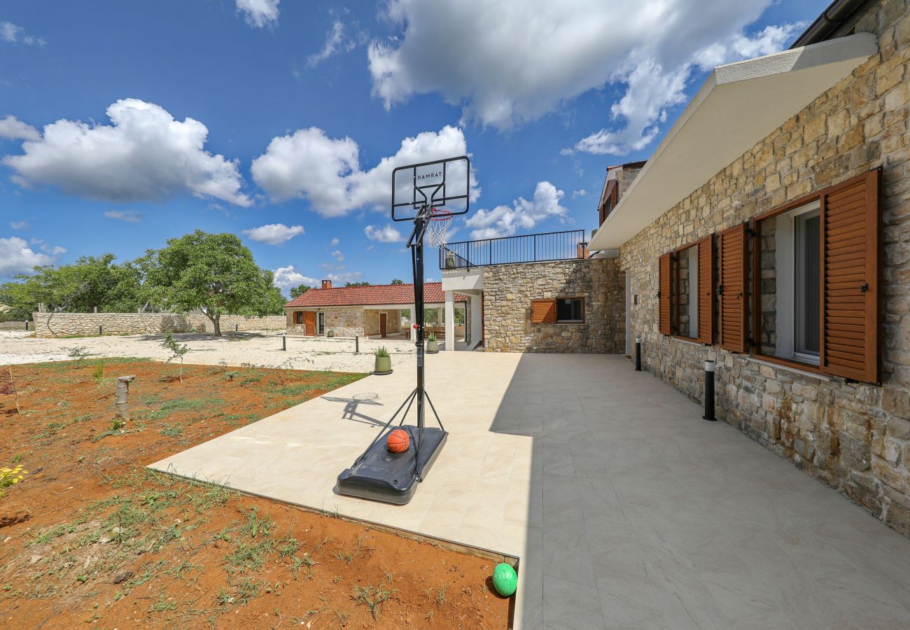 Ferienhaus in Lovinac - Ferienhaus Demare mit beheiztem Pool