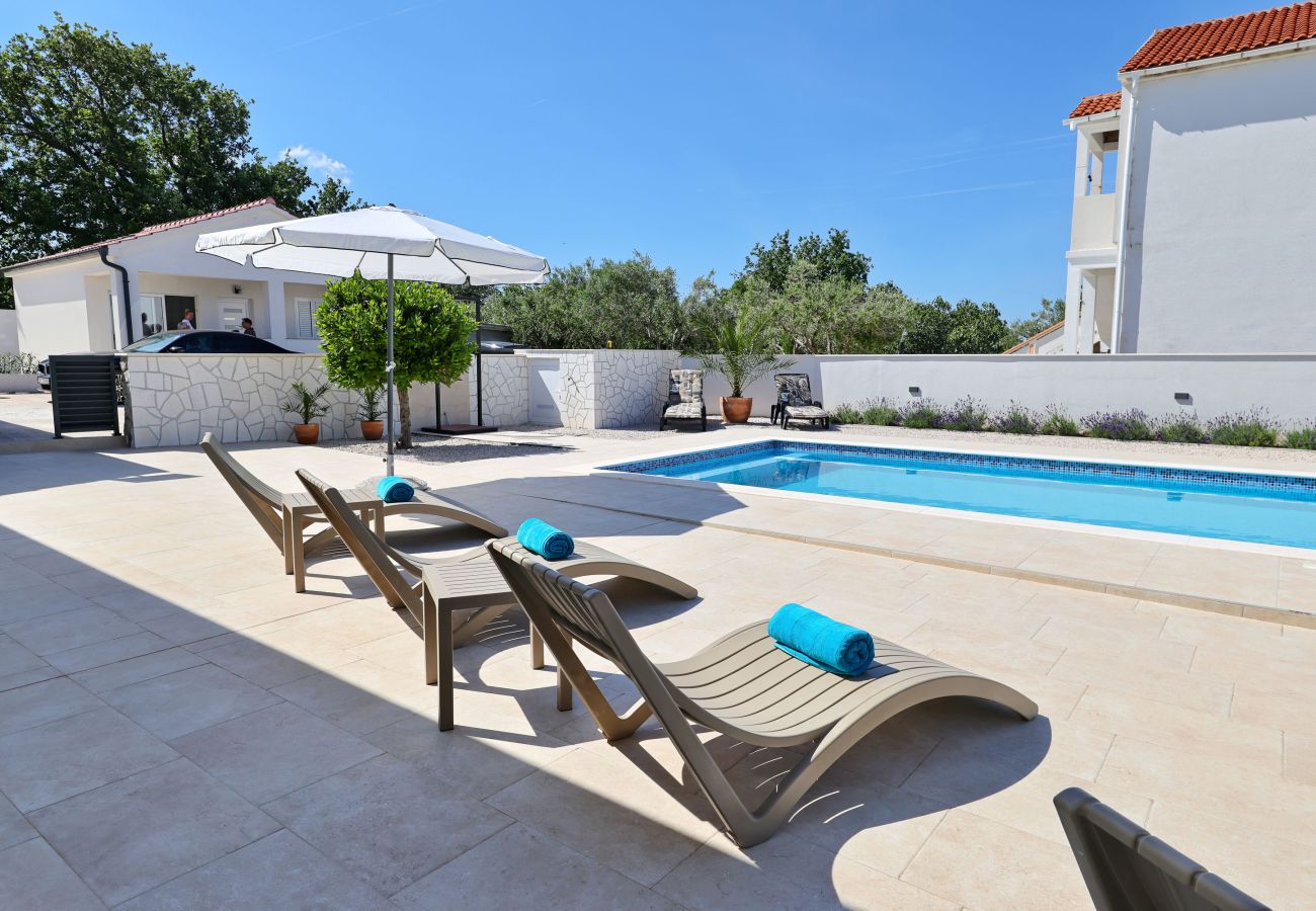 Ferienhaus in Vrsi - Ferienhaus Luca mit Pool und Terrasse