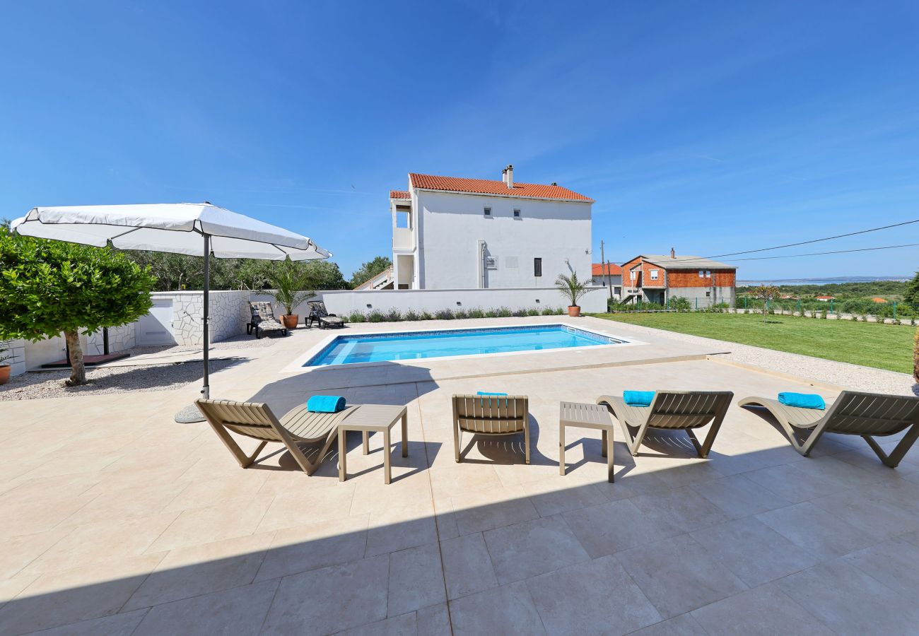 Ferienhaus in Vrsi - Ferienhaus Luca mit Pool und Terrasse