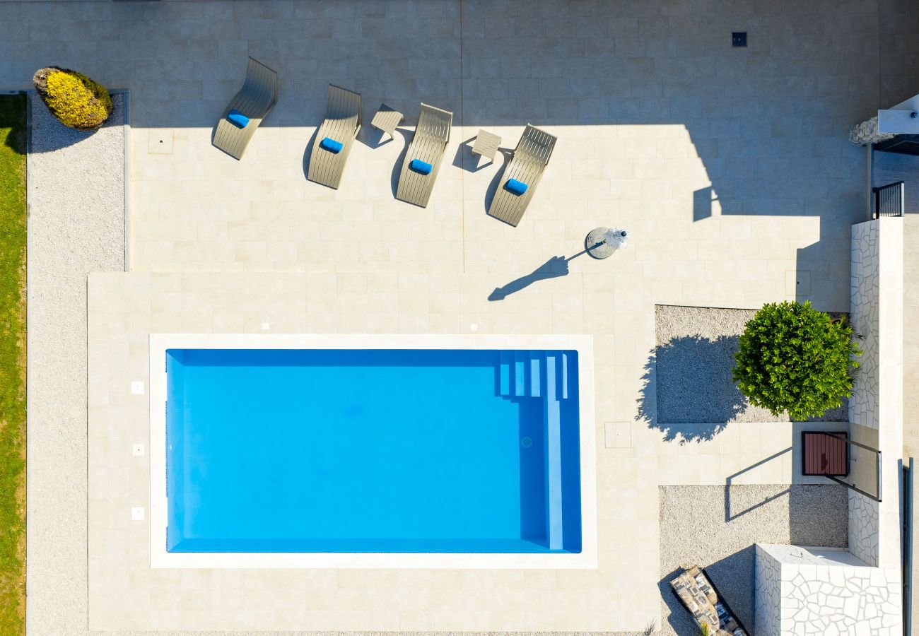 Ferienhaus in Vrsi - Ferienhaus Luca mit Pool und Terrasse