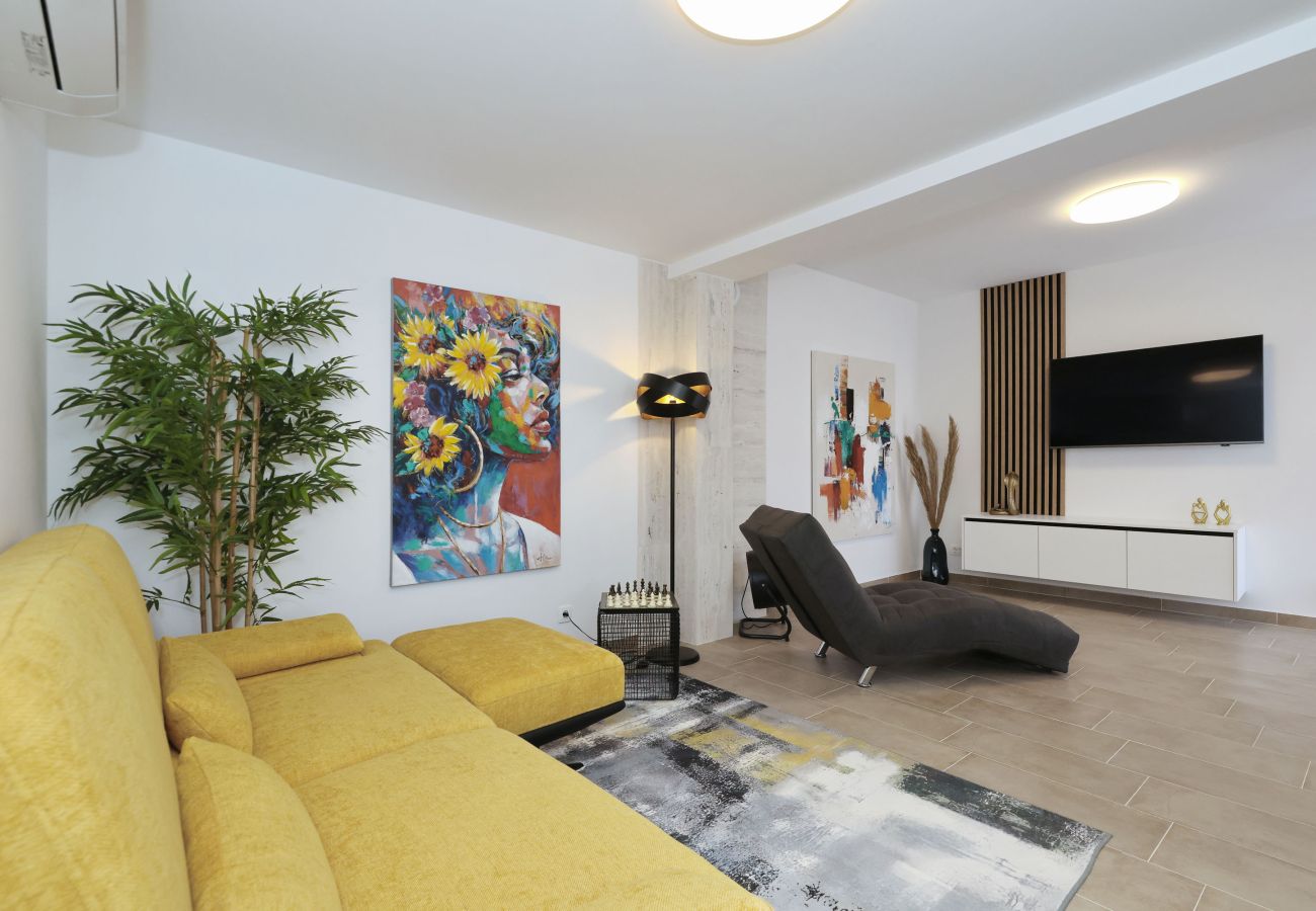 Ferienhaus in Vrsi - Ferienhaus Luca mit Pool und Terrasse