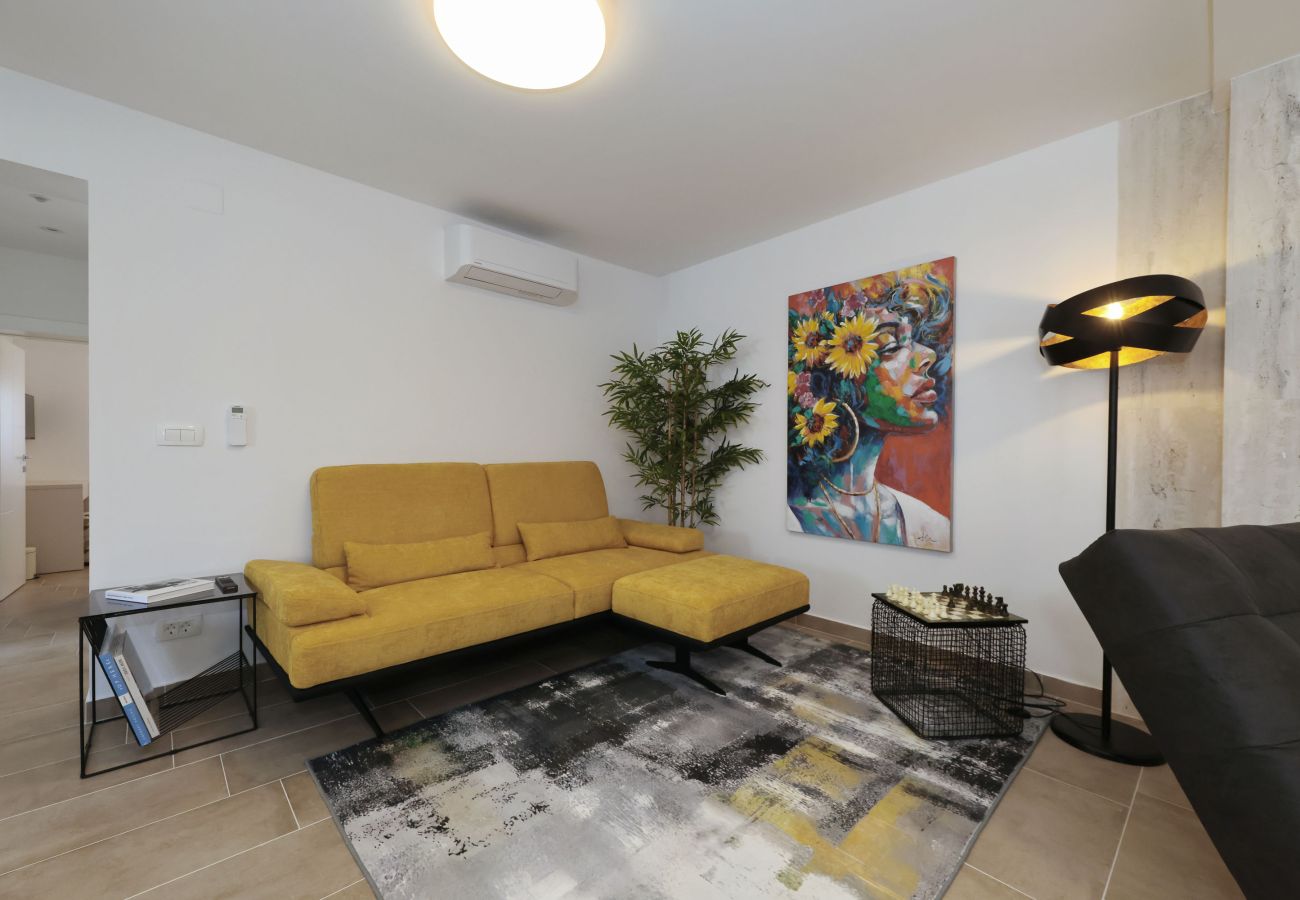 Ferienhaus in Vrsi - Ferienhaus Luca mit Pool und Terrasse