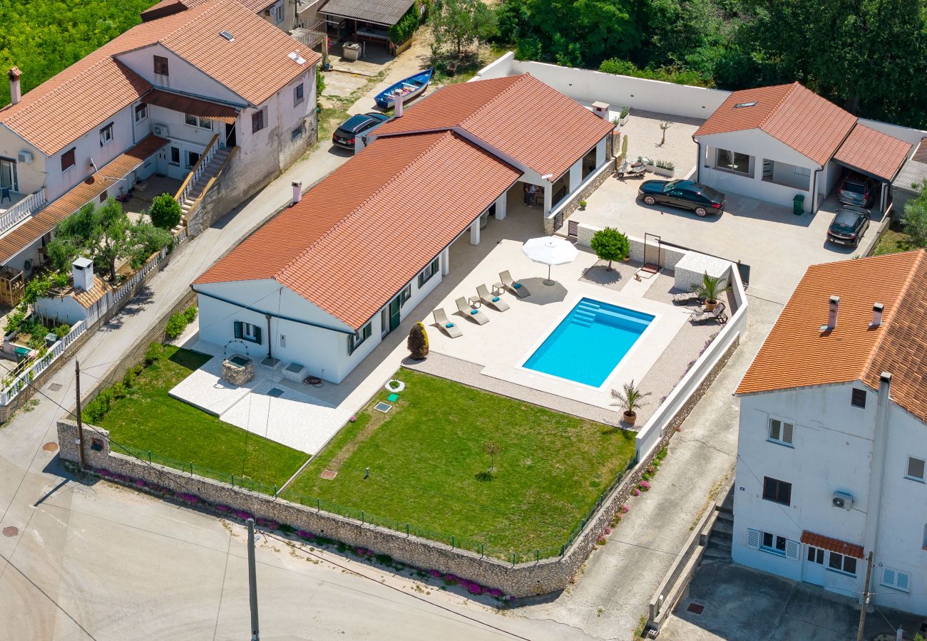 Ferienhaus in Vrsi - Ferienhaus Luca mit Pool und Terrasse