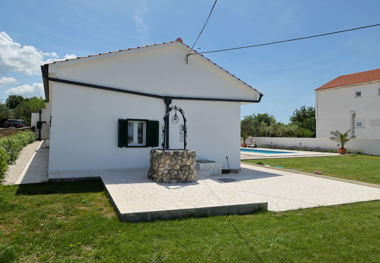 Ferienhaus in Vrsi - Ferienhaus Luca mit Pool und Terrasse